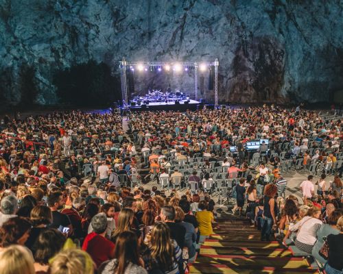 «Αφιέρωμα στον Μάνο Ελευθερίου»: Φωτογραφικό Λεύκωμα από τη συναυλία