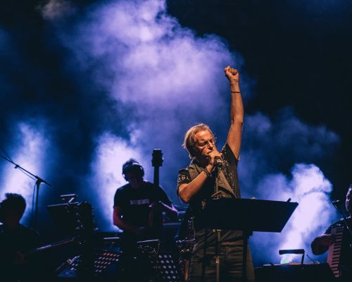«Αφιέρωμα στον Μάνο Ελευθερίου»: Φωτογραφικό Λεύκωμα από τη συναυλία