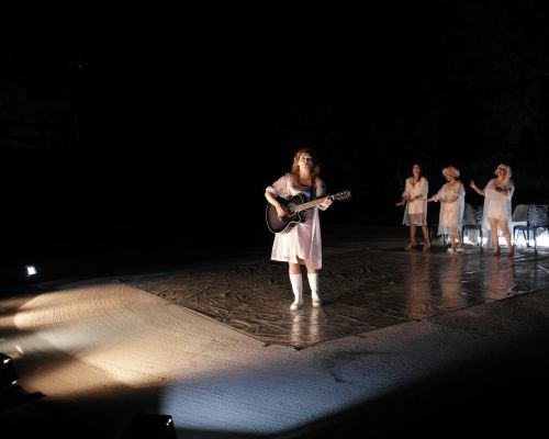 Φωτογραφικό λεύκωμα από την θεατρική παράσταση ΝΤΑΡΙΟ ΦΟ - ΦΡΑΝΚΑ ΡΑΜΕ ; «ΟΛΟ ΣΠΙΤΙ, ΚΡΕΒΑΤΙ, ΕΚΚΛΗΣΙΑ»