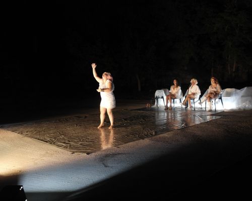 Φωτογραφικό λεύκωμα από την θεατρική παράσταση ΝΤΑΡΙΟ ΦΟ - ΦΡΑΝΚΑ ΡΑΜΕ ; «ΟΛΟ ΣΠΙΤΙ, ΚΡΕΒΑΤΙ, ΕΚΚΛΗΣΙΑ»