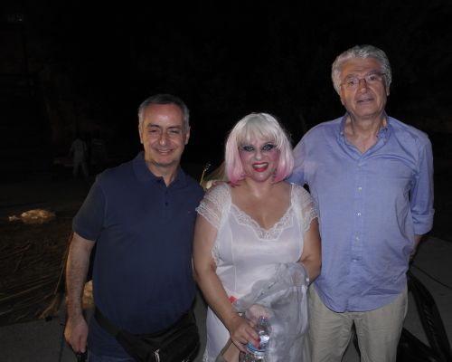 Φωτογραφικό λεύκωμα από την θεατρική παράσταση ΝΤΑΡΙΟ ΦΟ - ΦΡΑΝΚΑ ΡΑΜΕ ; «ΟΛΟ ΣΠΙΤΙ, ΚΡΕΒΑΤΙ, ΕΚΚΛΗΣΙΑ»