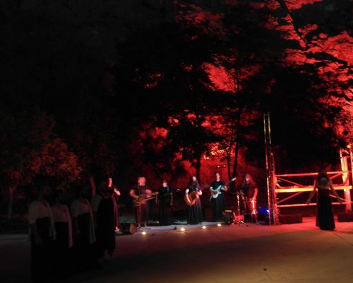 Φωτογραφικό λεύκωμα από την θεατρική παράσταση«ΠΡΟΜΗΘΕΑΣ» ΕΦΤΑ ΑΡΧΕΣ ΣΤΟ ΝΑ ΕΙΝΑΙ ΚΑΝΕΙΣ ΑΝΙΚΗΤΟΣ»