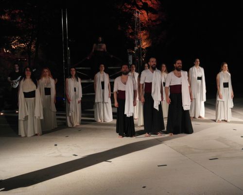 Φωτογραφικό λεύκωμα από την θεατρική παράσταση«ΠΡΟΜΗΘΕΑΣ» ΕΦΤΑ ΑΡΧΕΣ ΣΤΟ ΝΑ ΕΙΝΑΙ ΚΑΝΕΙΣ ΑΝΙΚΗΤΟΣ»