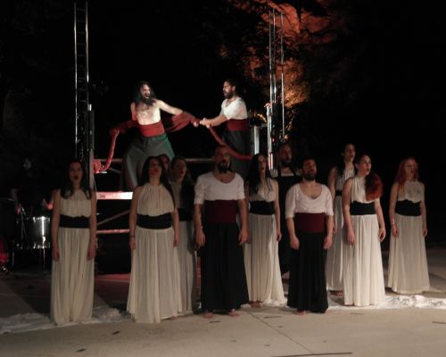 Φωτογραφικό λεύκωμα από την θεατρική παράσταση«ΠΡΟΜΗΘΕΑΣ» ΕΦΤΑ ΑΡΧΕΣ ΣΤΟ ΝΑ ΕΙΝΑΙ ΚΑΝΕΙΣ ΑΝΙΚΗΤΟΣ»