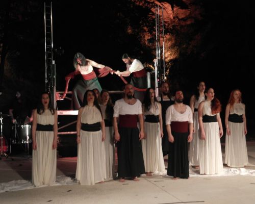 Φωτογραφικό λεύκωμα από την θεατρική παράσταση«ΠΡΟΜΗΘΕΑΣ» ΕΦΤΑ ΑΡΧΕΣ ΣΤΟ ΝΑ ΕΙΝΑΙ ΚΑΝΕΙΣ ΑΝΙΚΗΤΟΣ»