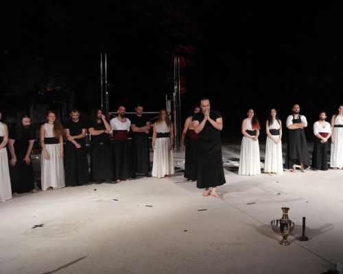 Φωτογραφικό λεύκωμα από την θεατρική παράσταση«ΠΡΟΜΗΘΕΑΣ» ΕΦΤΑ ΑΡΧΕΣ ΣΤΟ ΝΑ ΕΙΝΑΙ ΚΑΝΕΙΣ ΑΝΙΚΗΤΟΣ»
