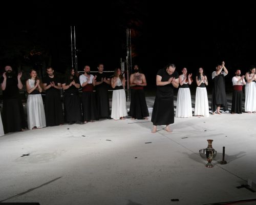 Φωτογραφικό λεύκωμα από την θεατρική παράσταση«ΠΡΟΜΗΘΕΑΣ» ΕΦΤΑ ΑΡΧΕΣ ΣΤΟ ΝΑ ΕΙΝΑΙ ΚΑΝΕΙΣ ΑΝΙΚΗΤΟΣ»