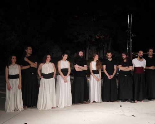 Φωτογραφικό λεύκωμα από την θεατρική παράσταση«ΠΡΟΜΗΘΕΑΣ» ΕΦΤΑ ΑΡΧΕΣ ΣΤΟ ΝΑ ΕΙΝΑΙ ΚΑΝΕΙΣ ΑΝΙΚΗΤΟΣ»
