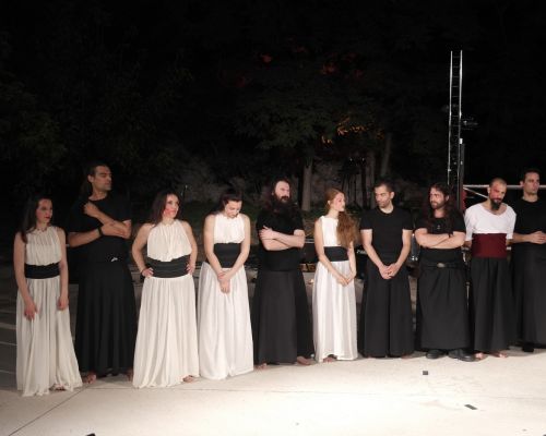 Φωτογραφικό λεύκωμα από την θεατρική παράσταση«ΠΡΟΜΗΘΕΑΣ» ΕΦΤΑ ΑΡΧΕΣ ΣΤΟ ΝΑ ΕΙΝΑΙ ΚΑΝΕΙΣ ΑΝΙΚΗΤΟΣ»