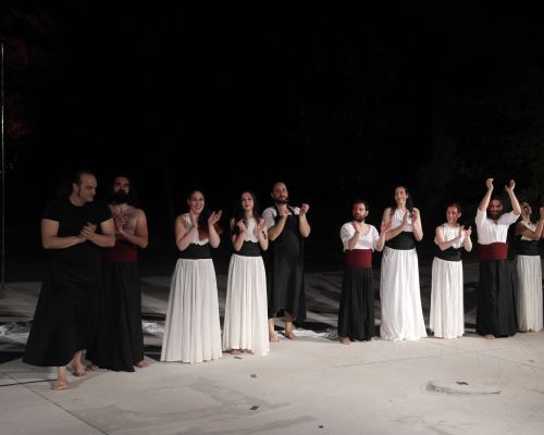 Φωτογραφικό λεύκωμα από την θεατρική παράσταση«ΠΡΟΜΗΘΕΑΣ» ΕΦΤΑ ΑΡΧΕΣ ΣΤΟ ΝΑ ΕΙΝΑΙ ΚΑΝΕΙΣ ΑΝΙΚΗΤΟΣ»