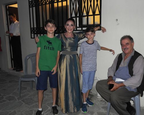 Φωτογραφικό λεύκωμα από την θεατρική παράσταση «ΛΩΞΑΝΤΡΑ» - ΜΑΡΙΑΣ ΙΟΡΔΑΝΙΔΟΥ