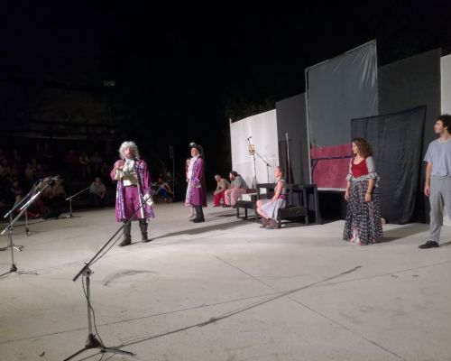 Φωτογραφικό Λεύκωμα από την παράσταση  «Οι περιπέτειες του Μυνχάουζεν» του Θεατρικού Εργαστηρίου Δήμου Δάφνης-Υμηττού
