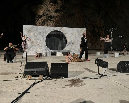 Φωτογραφικό Λεύκωμα από την θεατρική παράσταση ΜΑΤΩΜΕΝΟΣ ΓΑΜΟΣ