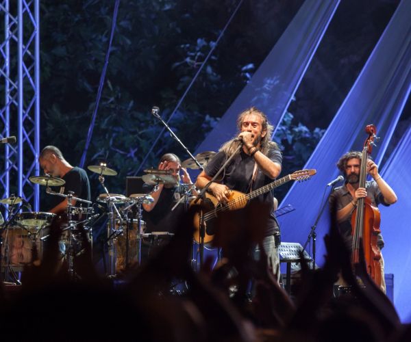 Φωτογραφικό λεύκωμα από την συναυλία του Γιάννη Xαρούλη