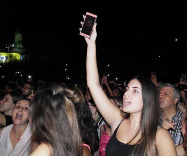 Φωτογραφικό λεύκωμα από την συναυλία του Γιάννη Xαρούλη