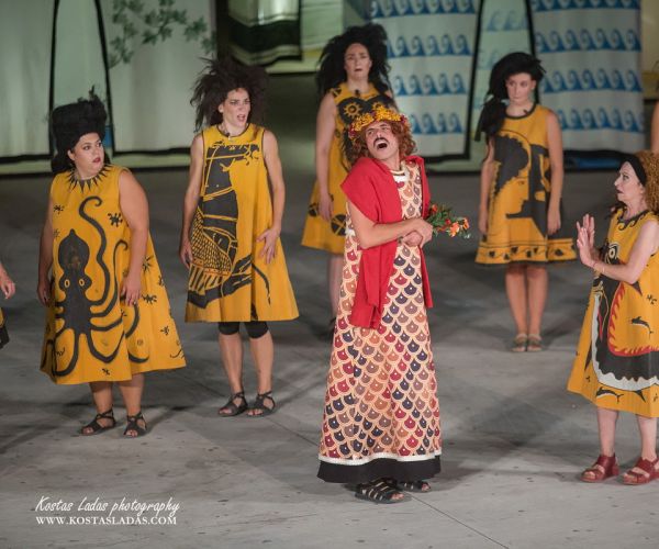 Φωτογραφικό Λεύκωμα από την παράσταση «ΘΕΣΜΟΦΟΡΙΑΖΟΥΣΕΣ» του Αριστοφάνη