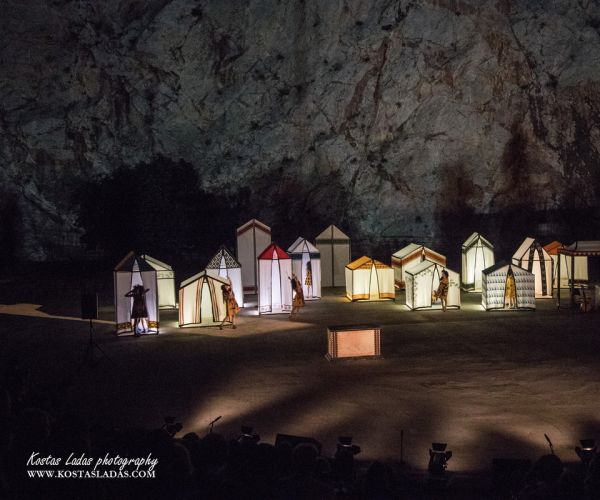 Φωτογραφικό Λεύκωμα από την παράσταση «ΘΕΣΜΟΦΟΡΙΑΖΟΥΣΕΣ» του Αριστοφάνη