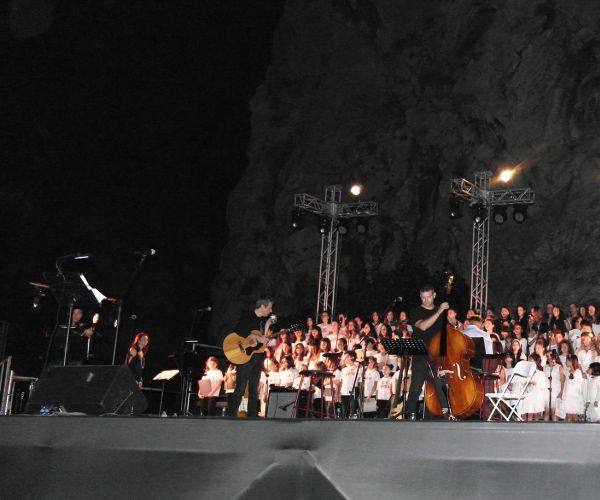 Φωτογραφικό λεύκωμα από την συναυλία του Γιάννη Κότσιρα