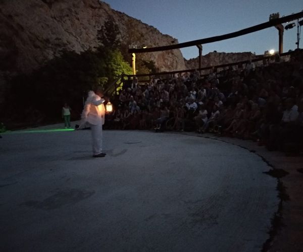 Φωτογραφικό λεύκωμα από την θεατρική παράσταση «ΤΟ ΟΝΕΙΡΟ ΕΝΟΣ ΓΕΛΟΙΟΥ» του Φιοντόρ Ντοστογιέφσκι