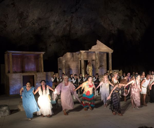 Φωτογραφικό λεύκωμα από την θεατρική παράσταση «ΕΚΚΛΗΣΙΑΖΟΥΣΕΣ» του Αριστοφάνη