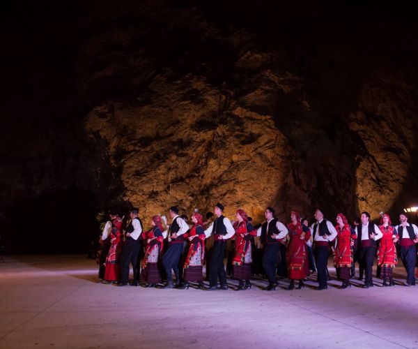 Φωτογραφικό Λεύκωμα από την Παράσταση «Δεν ήταν νησί, ήταν η αδελφή του Μέγα Αλέξανδρου»