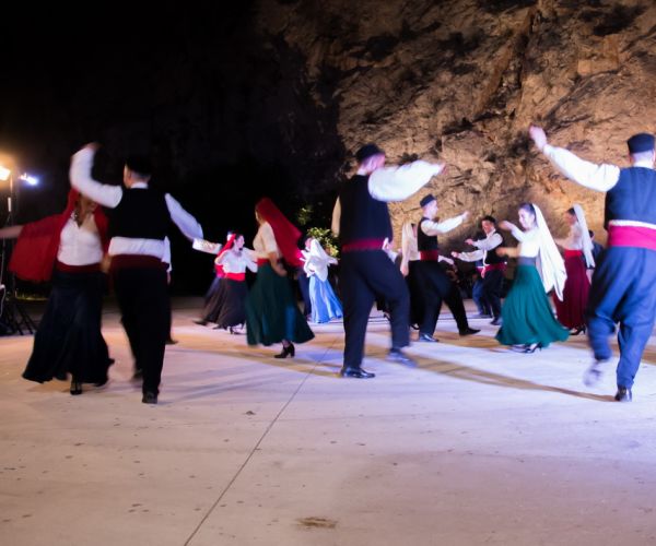 Φωτογραφικό Λεύκωμα από την Παράσταση «Δεν ήταν νησί, ήταν η αδελφή του Μέγα Αλέξανδρου»