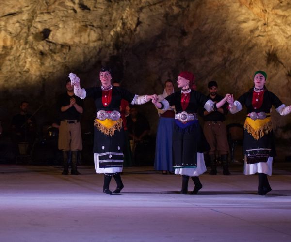 Φωτογραφικό Λεύκωμα από την Παράσταση «Δεν ήταν νησί, ήταν η αδελφή του Μέγα Αλέξανδρου»