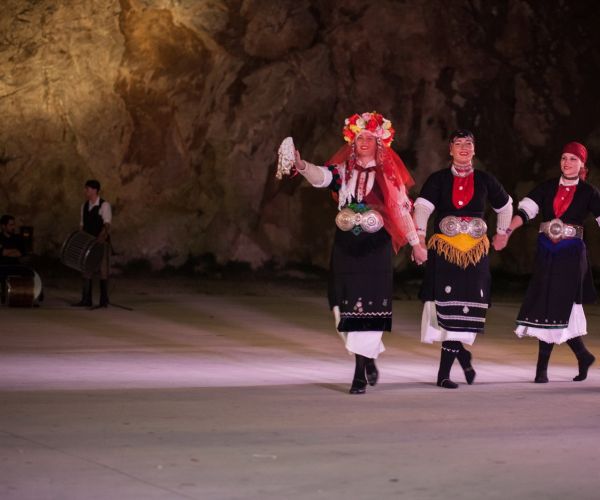 Φωτογραφικό Λεύκωμα από την Παράσταση «Δεν ήταν νησί, ήταν η αδελφή του Μέγα Αλέξανδρου»