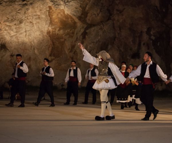 Φωτογραφικό Λεύκωμα από την Παράσταση «Δεν ήταν νησί, ήταν η αδελφή του Μέγα Αλέξανδρου»