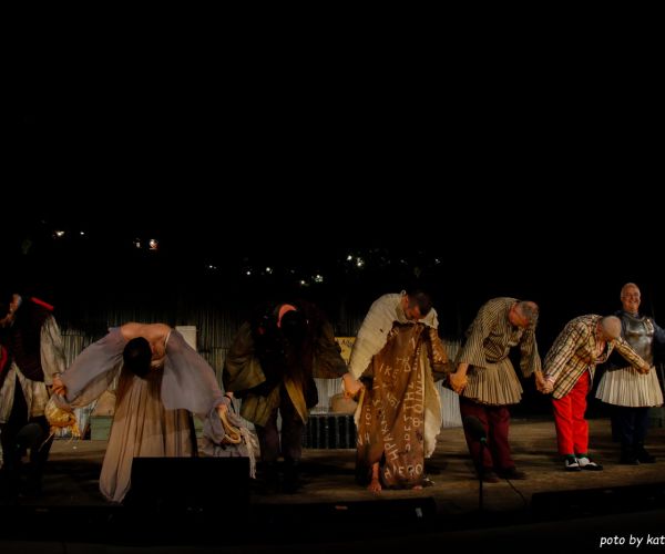 Φωτογραφικό Λεύκωμα από την Παράσταση «ΑΧΑΡΝΗΣ» του Αριστοφάνη