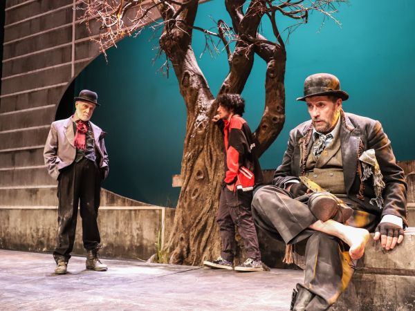 «Περιμένοντας τον Γκοντό»<br>του Σάμιουελ Μπέκετ «Περιμένοντας τον Γκοντό»<br>του Σάμιουελ Μπέκετ