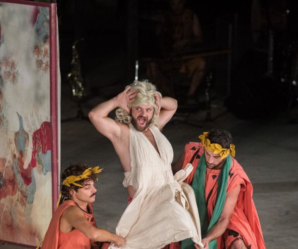 Φωτογραφικό Λεύκωμα από την παράσταση «ΘΕΣΜΟΦΟΡΙΑΖΟΥΣΕΣ» του Αριστοφάνη