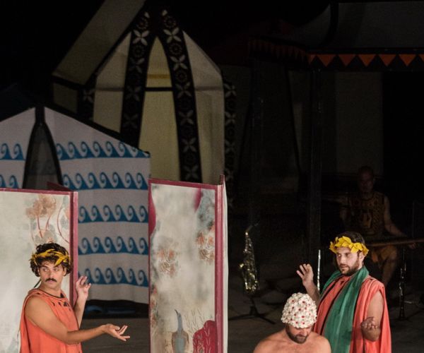 Φωτογραφικό Λεύκωμα από την παράσταση «ΘΕΣΜΟΦΟΡΙΑΖΟΥΣΕΣ» του Αριστοφάνη