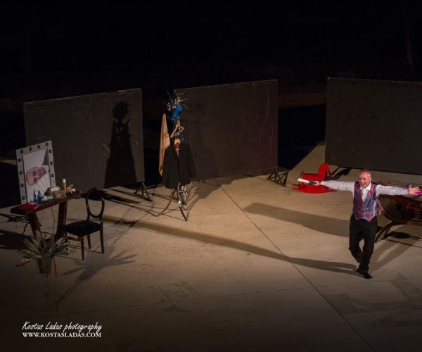 Φωτογραφικό λεύκωμα από την θεατρική παράσταση «ΓΚΥΓΙΩΜ ΓΛΥΚΙA ΜΟΥ» του Γκυγιώμ Γκαλλιέν