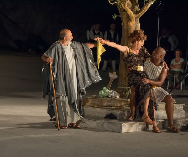 Φωτογραφικό λεύκωμα από την θεατρική παράσταση «ΕΚΚΛΗΣΙΑΖΟΥΣΕΣ» του Αριστοφάνη